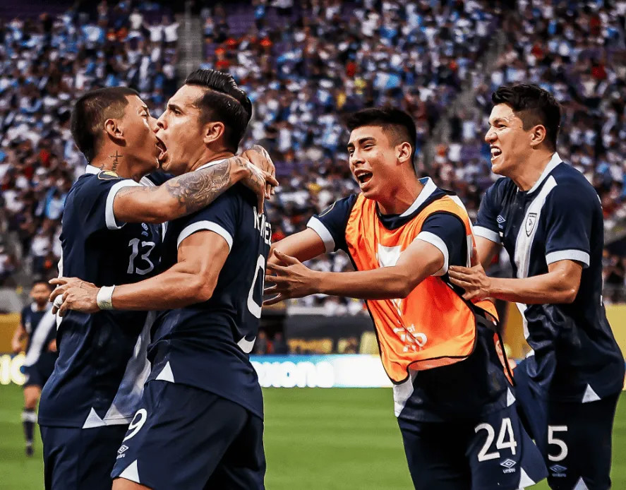 Thủ môn Guatemala cản phá thành công quả penalty, đưa đội nhà vào bán kết Gold Cup