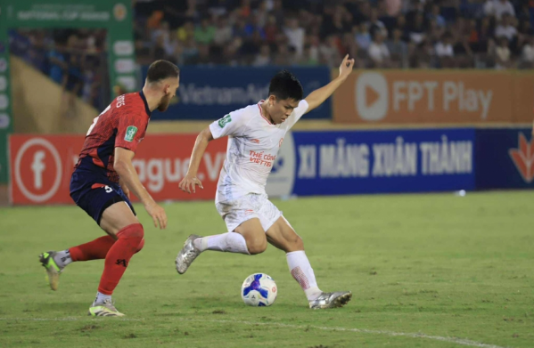 Tiền đạo Pedro Henrique của Viettel bất lực trước hàng thủ CAHN