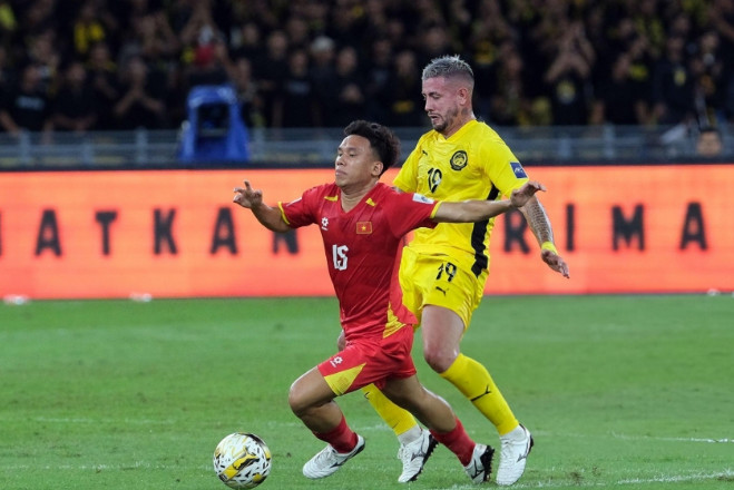 Filip Nguyễn nỗ lực cản phá trong trận đấu với Malaysia
