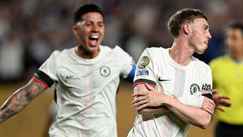 Palmer dứt điểm hiểm hóc mở tỷ số cho Chelsea.