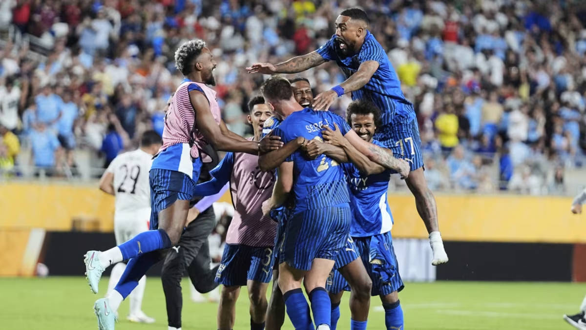 Thủ môn Bounou của Al Hilal có màn trình diễn xuất sắc, cản phá hàng loạt cú sút của Manchester City.