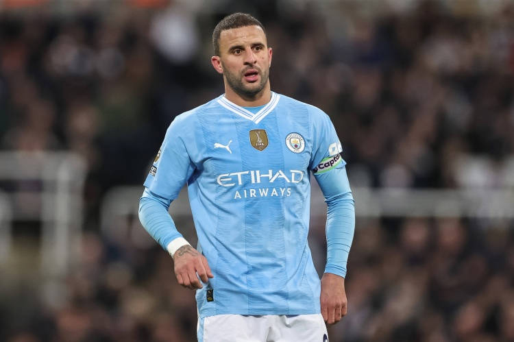 Kyle Walker tươi cười trong buổi kiểm tra y tế tại Burnley.