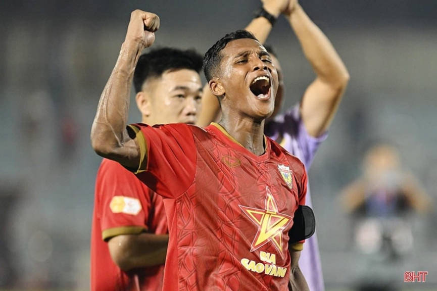Adou Minh, trung vệ Việt kiều đang làm thủ tục nhập tịch.