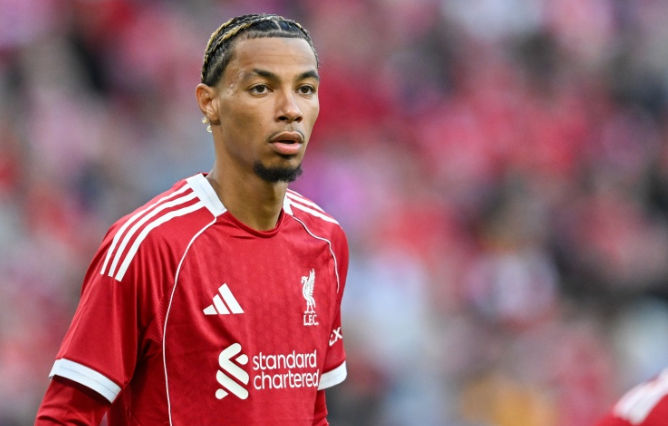 Ekitik ăn mừng chiến thắng cùng người hâm mộ Liverpool