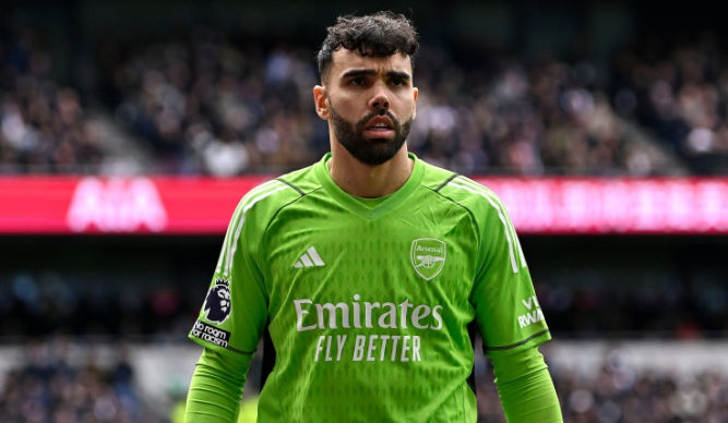 Thủ môn Raya ăn mừng chiến thắng cùng Arsenal trên sân Old Trafford