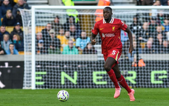 Trung vệ Konate trong màu áo Liverpool