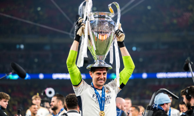 Thủ môn Courtois ăn mừng chiến thắng cùng Real Madrid, chuẩn bị gia hạn hợp đồng.