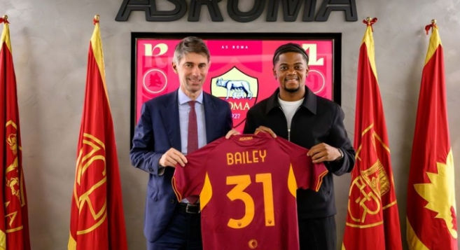 Leon Bailey ôm mặt, lo lắng về chấn thương gặp phải trong buổi tập cùng Roma.