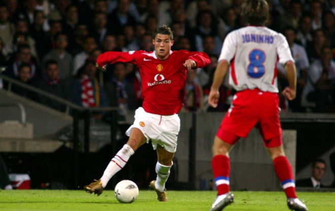 Ronaldo gia nhập Manchester United: Khởi đầu một huyền thoại.
