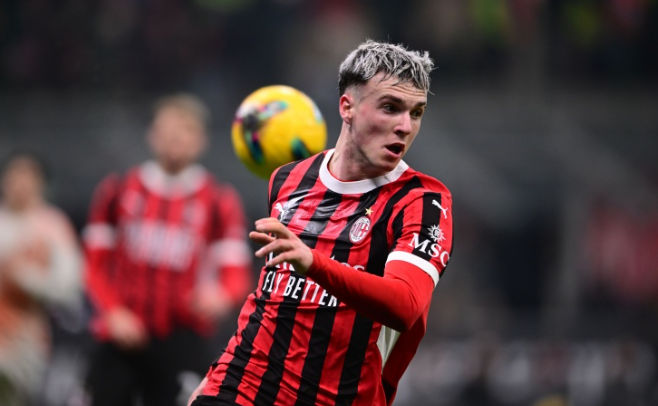 Hậu vệ trẻ A. Jimenez trong màu áo AC Milan, tương lai bất định vì vấn đề kỷ luật.