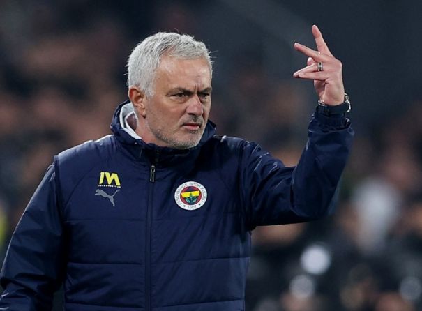 Mourinho tỏ ra không hài lòng dù Fenerbahçe có một trận hòa trên sân khách.