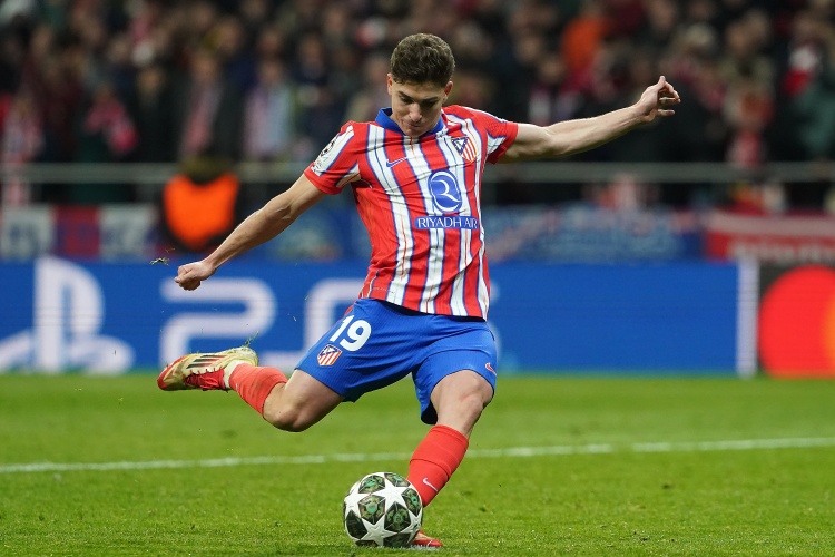 Álvarez dính chấn thương đầu gối, lỡ trận đấu quan trọng với Liverpool.
