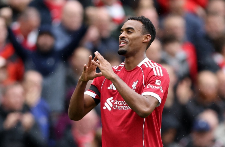 Gravenberch ăn mừng bàn thắng trong trận derby Merseyside