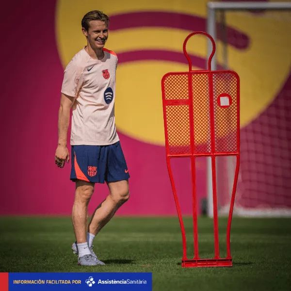 Frenkie de Jong tươi cười trong buổi tập, sẵn sàng cho trận đấu Champions League với Newcastle
