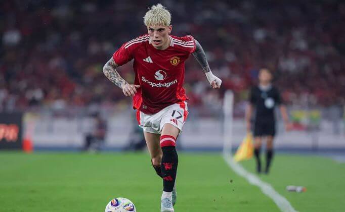 Garnacho, cầu thủ trẻ bị chỉ trích vì lạc lối, trở lại sân Old Trafford.