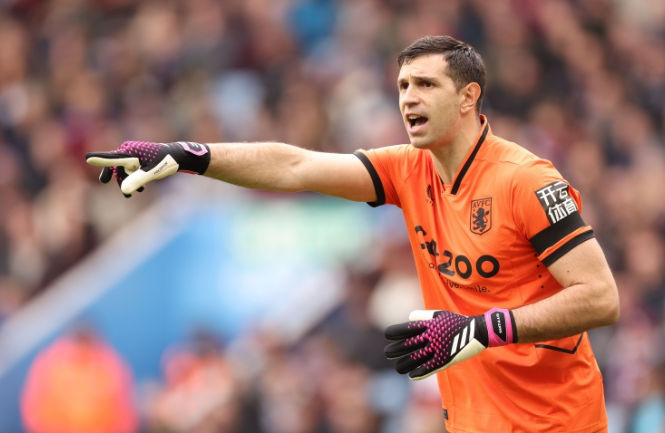 Manchester United cân nhắc chiêu mộ Martinez và Ramens trong bối cảnh hàng thủ bất ổn.