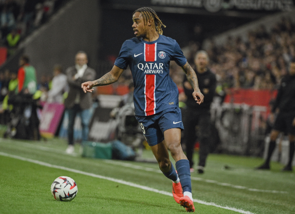 Barcola vừa đá hỏng penalty trong trận thắng đậm của PSG.