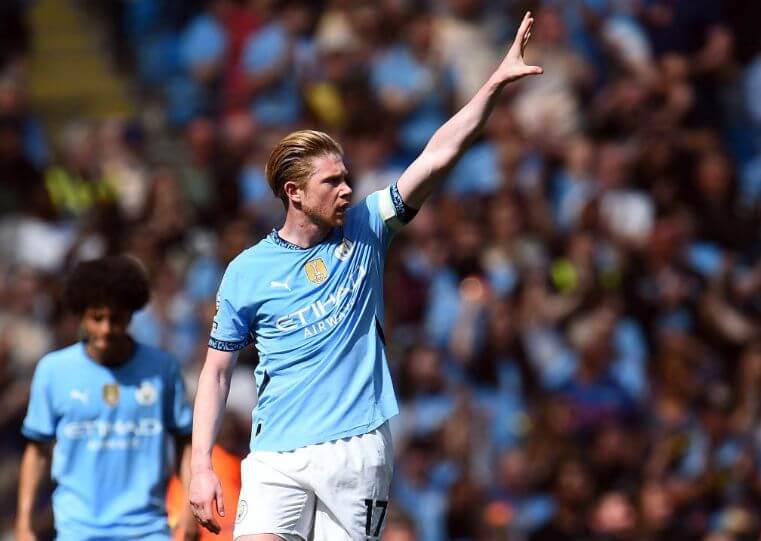 Kevin De Bruyne lộ rõ vẻ không hài lòng khi rời sân, Conte sẽ làm rõ vấn đề này.