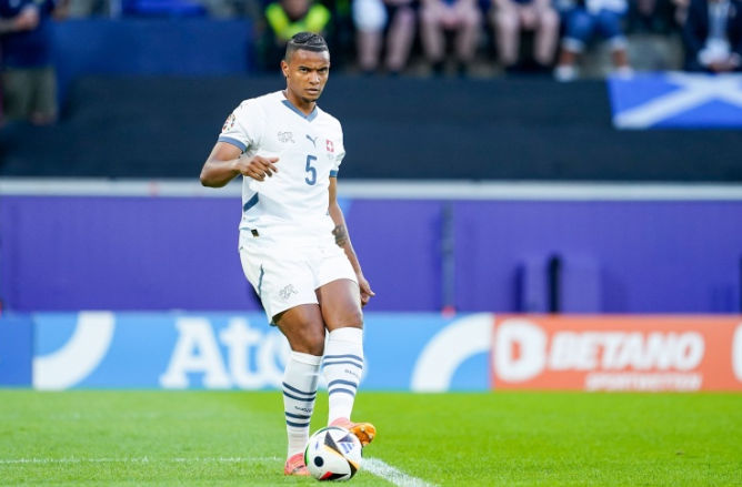Akanji tươi cười sau chiến thắng của Thụy Sĩ, mong chờ cơ hội tỏa sáng tại Inter Milan.