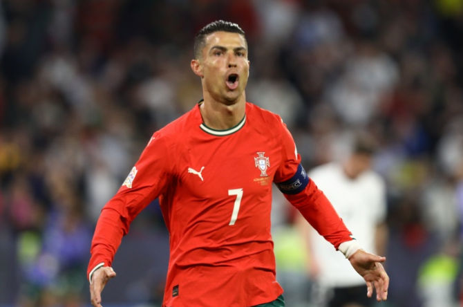 Khoảnh khắc Ronaldo ghi bàn, áp sát kỷ lục ghi bàn tại vòng loại World Cup.