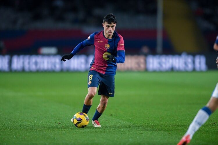 HLV Flick ăn mừng chiến thắng kịch tính của Barca trước Real Sociedad.