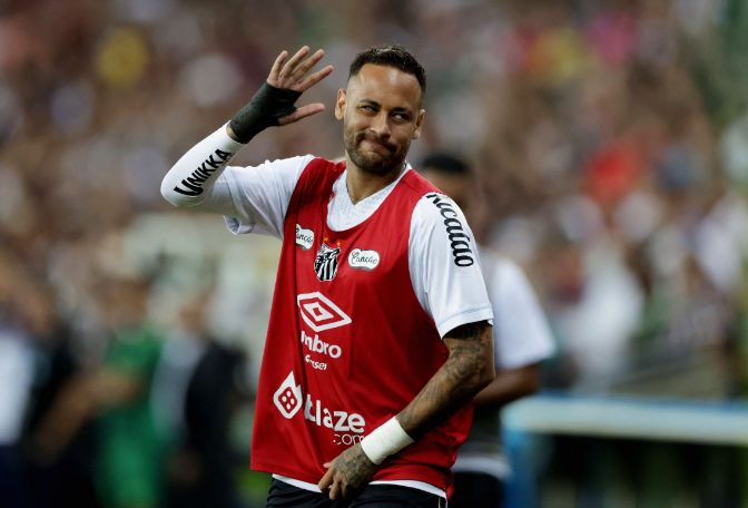Neymar ôm đầu đau đớn, lo ngại về thời gian dưỡng thương kéo dài.