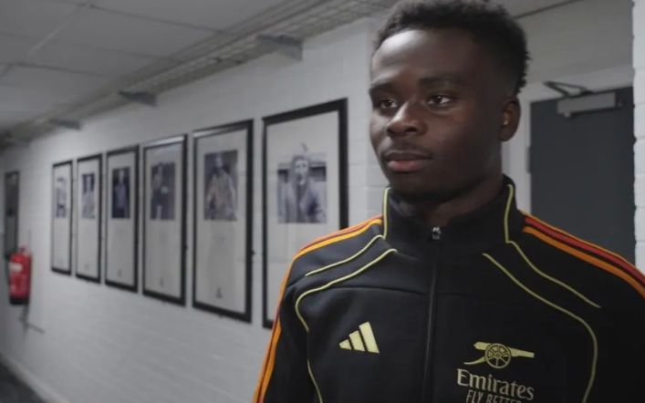 Bukayo Saka ăn mừng chiến thắng cùng đồng đội, thể hiện tinh thần quật cường của Arsenal.