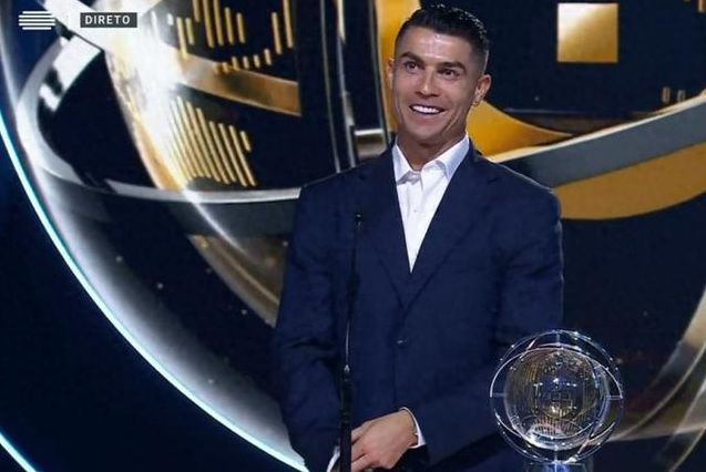 Cristiano Ronaldo tự hào nhận giải thưởng danh giá.