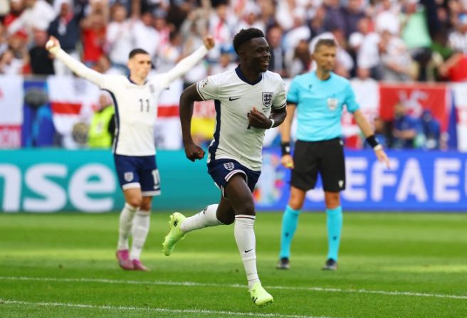 Bukayo Saka ăn mừng bàn thắng trong trận đấu giữa Anh và Xứ Wales