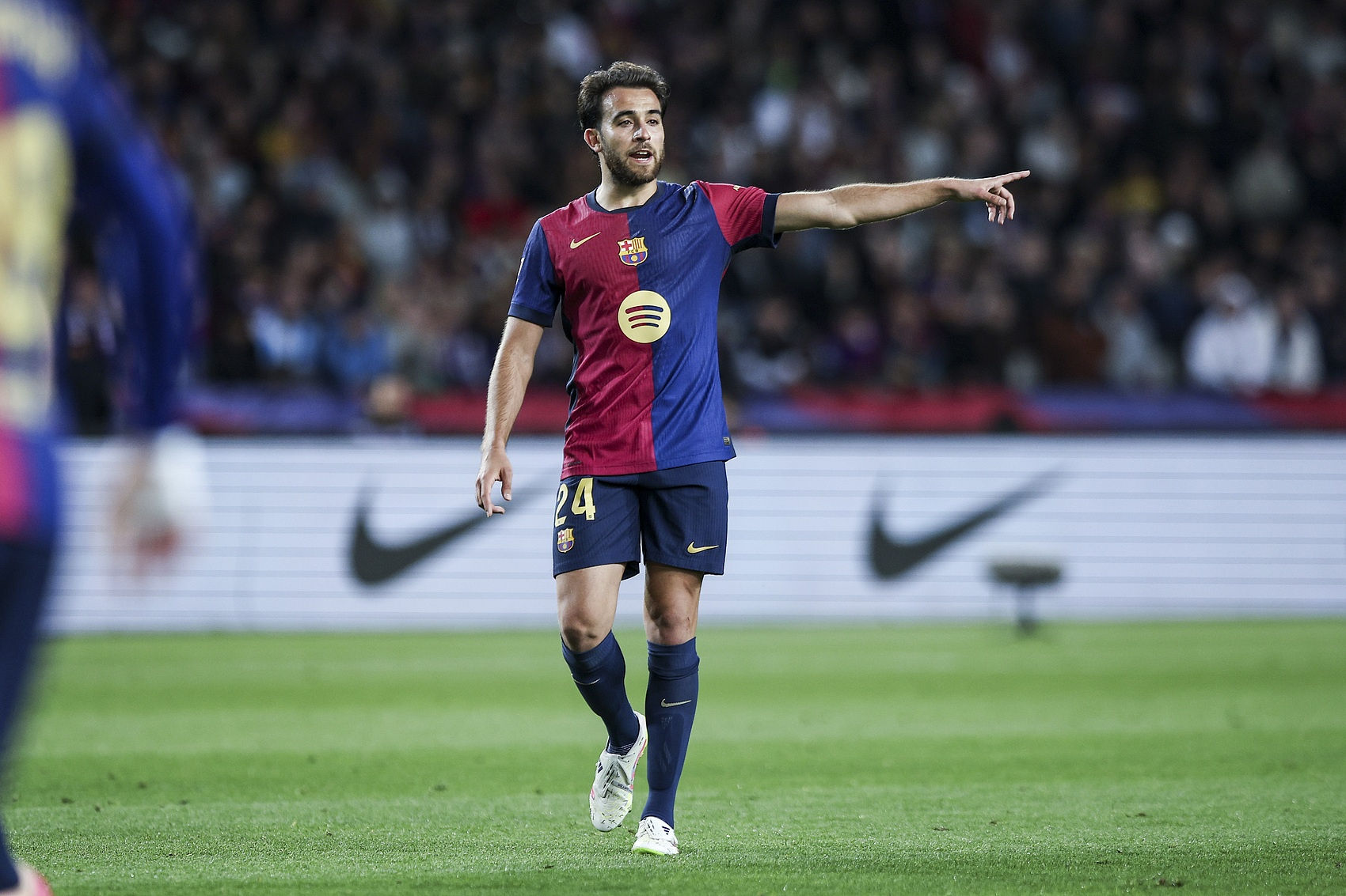 HLV Hansi Flick có thể xây dựng lại hàng thủ Barcelona với Eric Garcia.