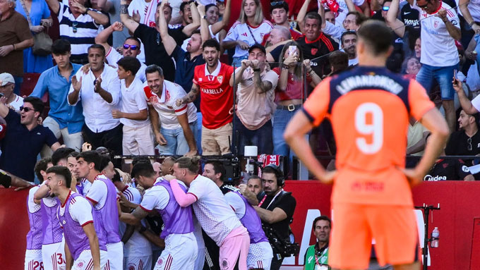 Sánchez ăn mừng bàn thắng vào lưới Barcelona, mở đầu cho trận thua đậm của đội khách.